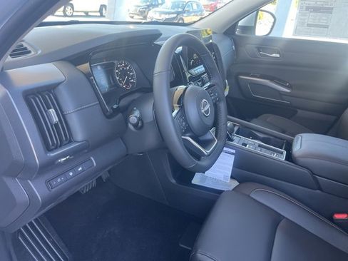 New 2025 Nissan Pathfinder SL image 9