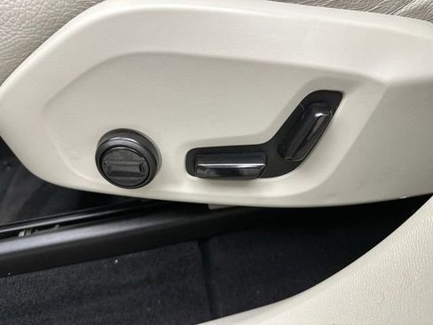 Used 2023 Volvo XC60 B5 Plus image 12