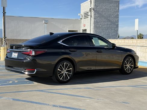Certified 2025 Lexus ES 300h w/ Premium Package image 11