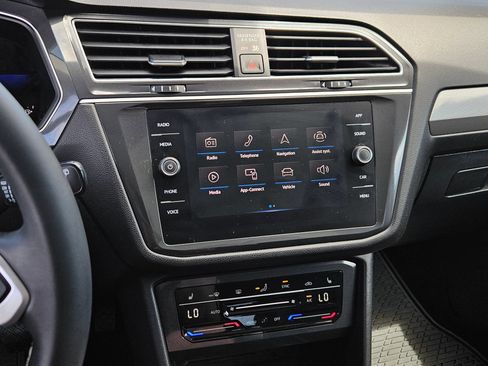 Used 2024 Volkswagen Tiguan SE w/ Panoramic Sunroof Package AWD/4WD image 20