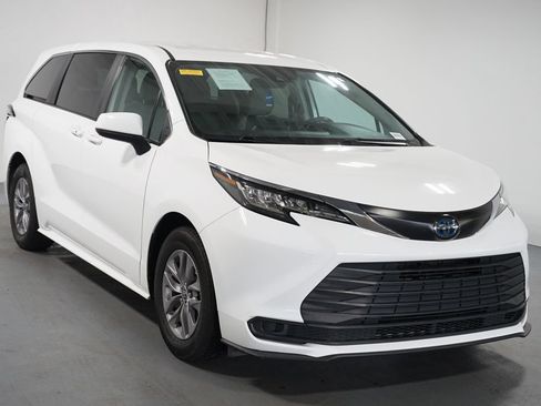 Used 2023 Toyota Sienna LE FWD image 3