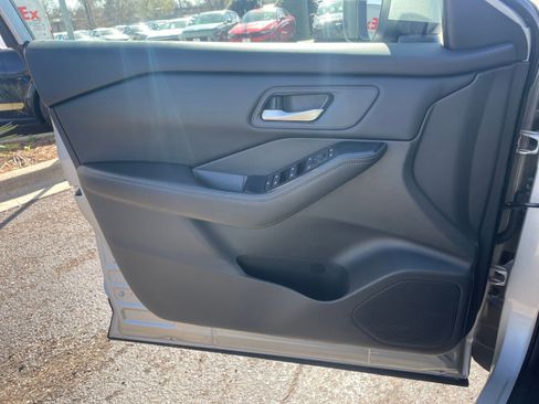 Used 2025 Nissan Rogue SV image 18