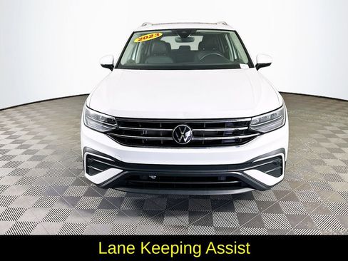 Used 2023 Volkswagen Tiguan SE w/ Panoramic Sunroof Package image 4
