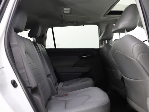 Used 2022 Toyota Highlander XLE image 13