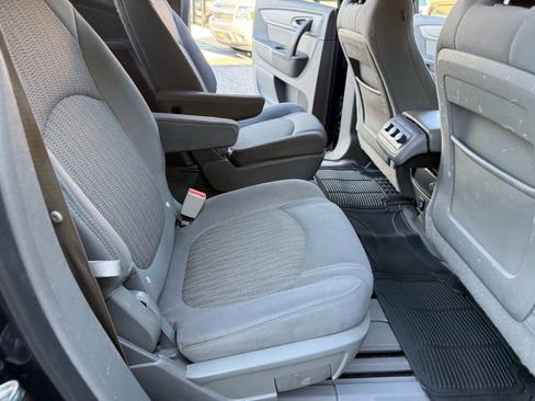 Used 2017 Chevrolet Traverse LT w/ Style and Technology Package image 21