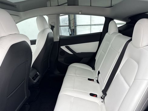 Used 2022 Tesla Model Y Long Range image 30