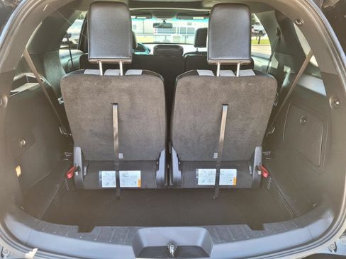 Used 2017 Ford Explorer XLT w/ Equipment Group 202A FWD image 15