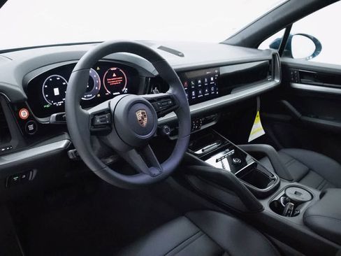 Certified 2025 Porsche Cayenne AWD/4WD image 4