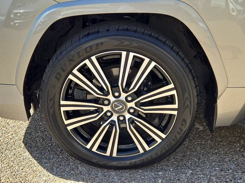 Used 2024 Lexus LX 600 4WD w/ Luxury Package image 11