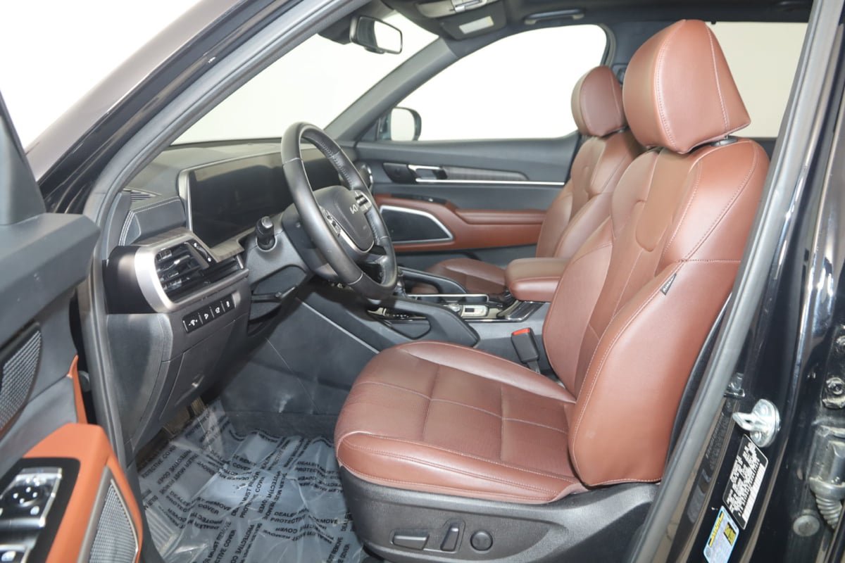 Used 2024 Kia Telluride EX w/ EX Captain's Chair Package FWD image 13