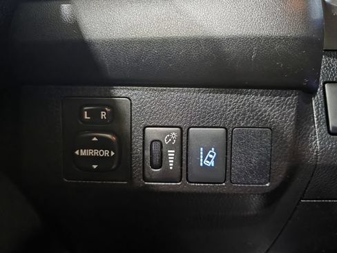 Used 2017 Toyota RAV4 LE AWD/4WD image 18