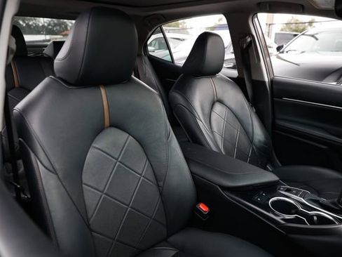 Used 2019 Toyota Camry XLE image 19