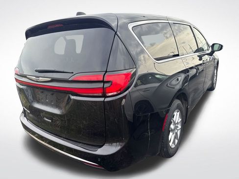 Used 2023 Chrysler Pacifica Touring-L FWD image 2
