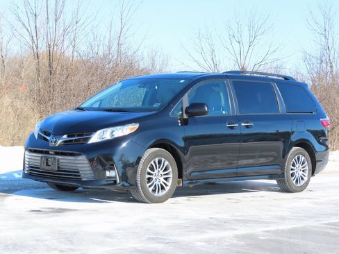 Used 2019 Toyota Sienna XLE image 6