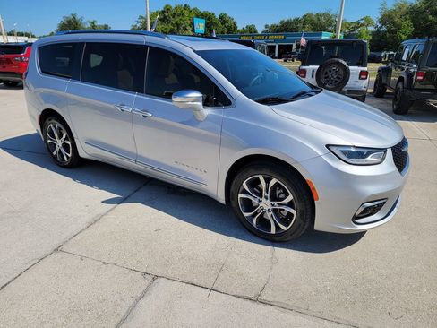 Used 2022 Chrysler Pacifica Pinnacle AWD/4WD image 6
