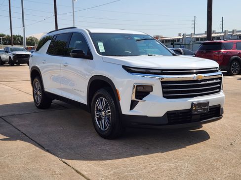 Certified 2025 Chevrolet Traverse LT FWD image 4