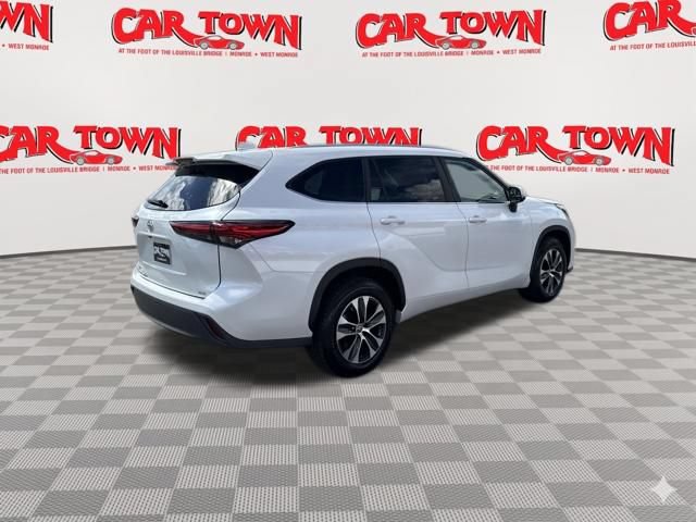 Used 2023 Toyota Highlander XLE FWD image 3