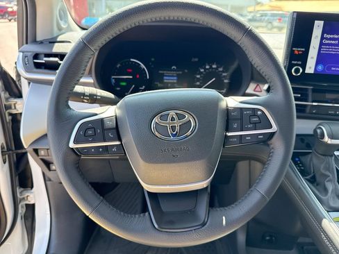 Used 2025 Toyota Sienna XLE w/ XLE Plus Package AWD/4WD image 26