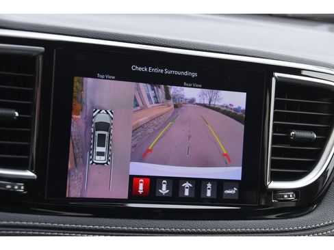 Used 2023 Chrysler Pacifica Limited w/ Uconnect Theater Family Group image 24