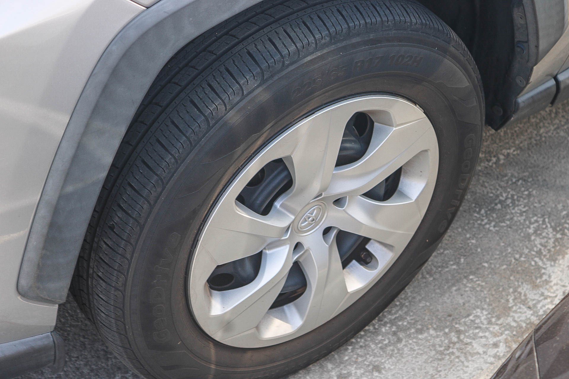 Used 2019 Toyota RAV4 LE w/ Carpet Mat Package FWD image 8