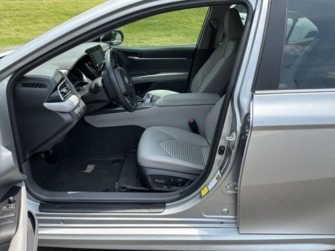 Used 2023 Toyota Camry SE w/ Convenience Package FWD image 16