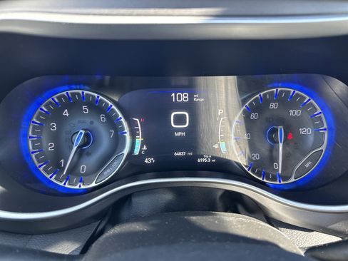 Used 2023 Chrysler Pacifica Touring-L FWD image 23