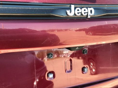 Used 2023 Jeep Grand Cherokee Limited AWD/4WD image 4