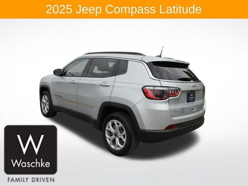 Used 2025 Jeep Compass Latitude AWD/4WD image 5