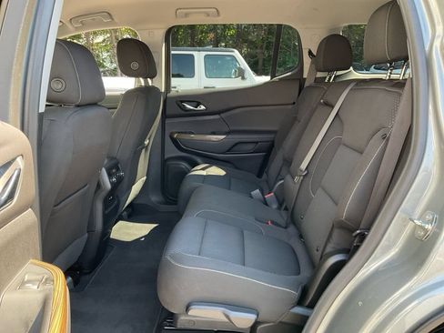 Used 2023 GMC Acadia SLE w/ Elevation Edition FWD image 30
