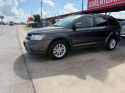 Used 2014 Dodge Journey SXT w/ Flexible Seating Group image 2
