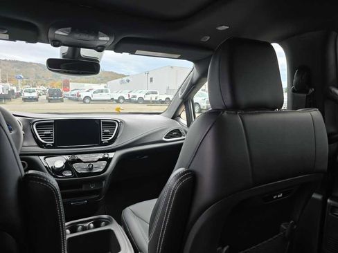 New 2026 Chrysler Pacifica Select image 14