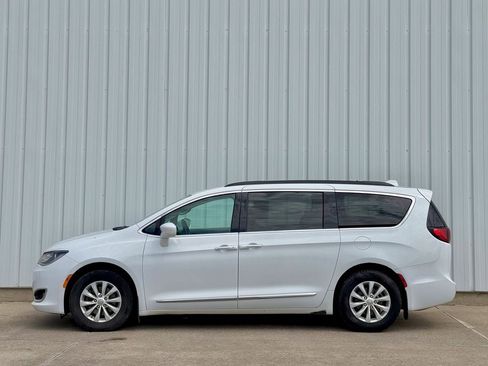 Used 2017 Chrysler Pacifica Touring-L FWD image 3