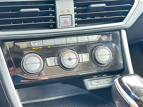 Used 2024 Volkswagen Jetta SE image 33