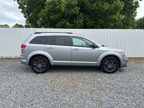 Used 2018 Dodge Journey SE w/ Connectivity Group FWD image 5