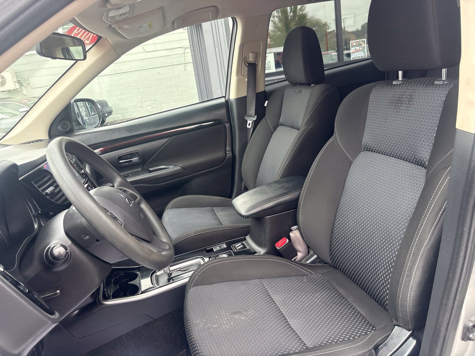 Used 2019 Mitsubishi Outlander AWD image 12