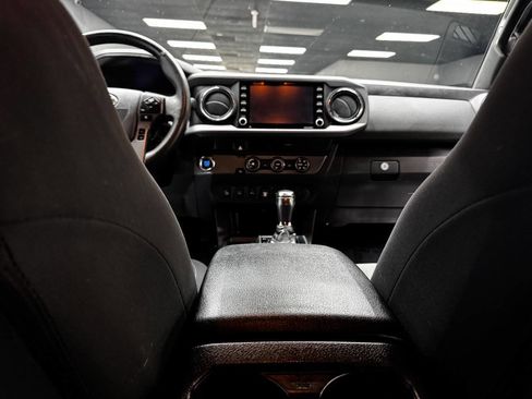 Used 2020 Toyota Tacoma TRD Sport w/ Technology Package image 39