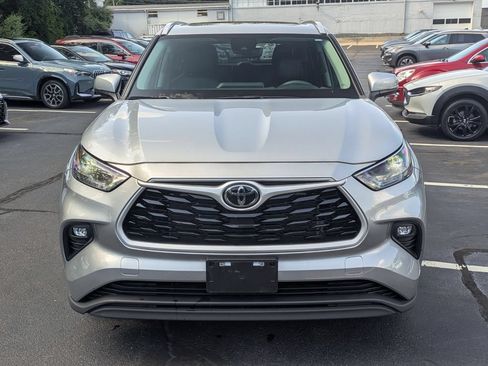 Used 2024 Toyota Highlander XLE AWD/4WD image 7