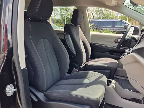 Used 2022 Chrysler Voyager LX FWD image 17