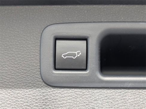 Used 2023 Toyota Highlander LE image 14