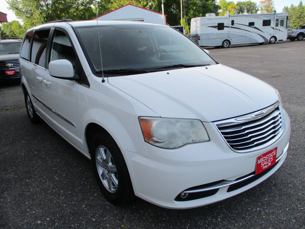 Used 2012 Chrysler Town & Country Touring FWD image 12