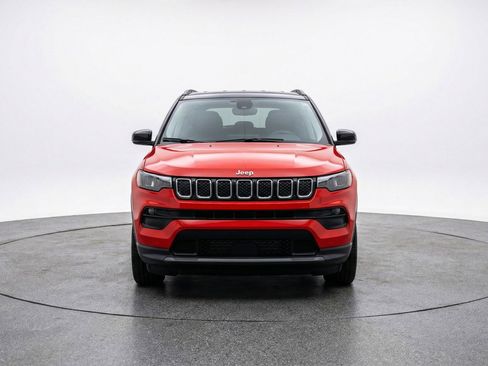 Used 2025 Jeep Compass Limited AWD/4WD image 2