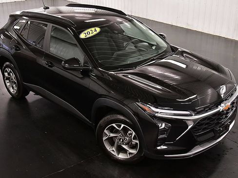 Used 2024 Chevrolet Trax LT w/ Driver Confidence Package FWD image 11