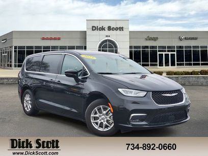 Used 2025 Chrysler Pacifica Select