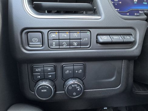 Used 2022 Chevrolet Suburban Premier image 23