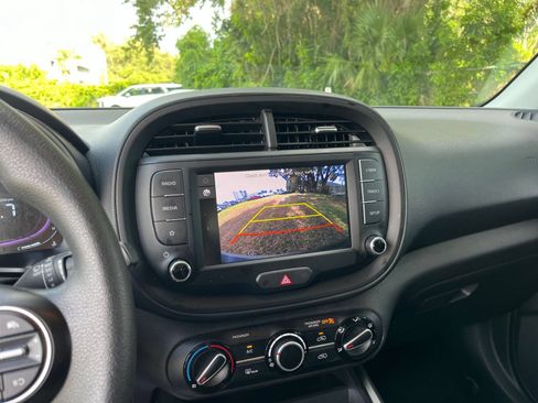 Used 2025 Kia Soul LX w/ LX Technology Package FWD image 19