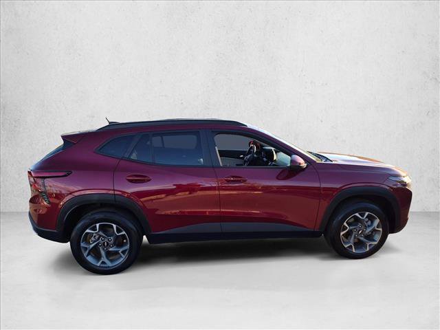 Used 2025 Chevrolet Trax LT w/ LT Convenience Package FWD image 4