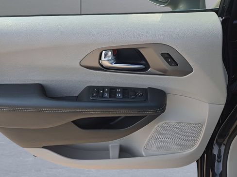 Used 2023 Chrysler Pacifica Touring-L FWD image 21