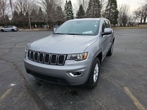 Used 2019 Jeep Grand Cherokee Laredo image 2