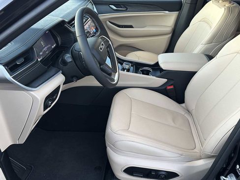 New 2025 Jeep Grand Cherokee Limited w/ Luxury Tech Group II image 9