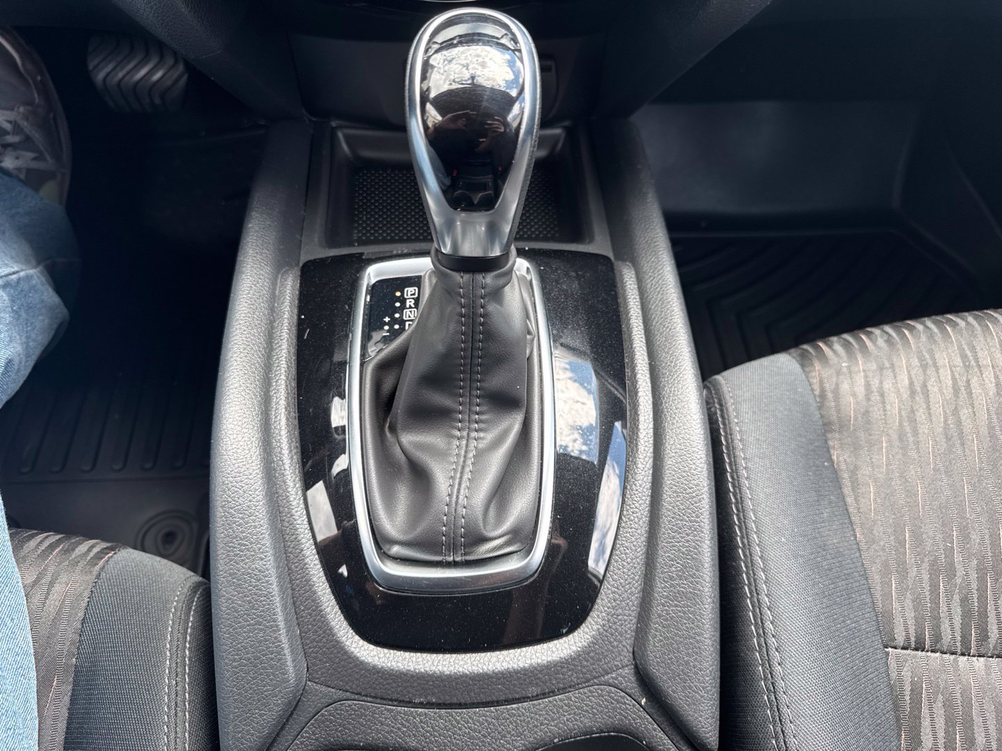 Used 2018 Nissan Rogue SV AWD/4WD image 27